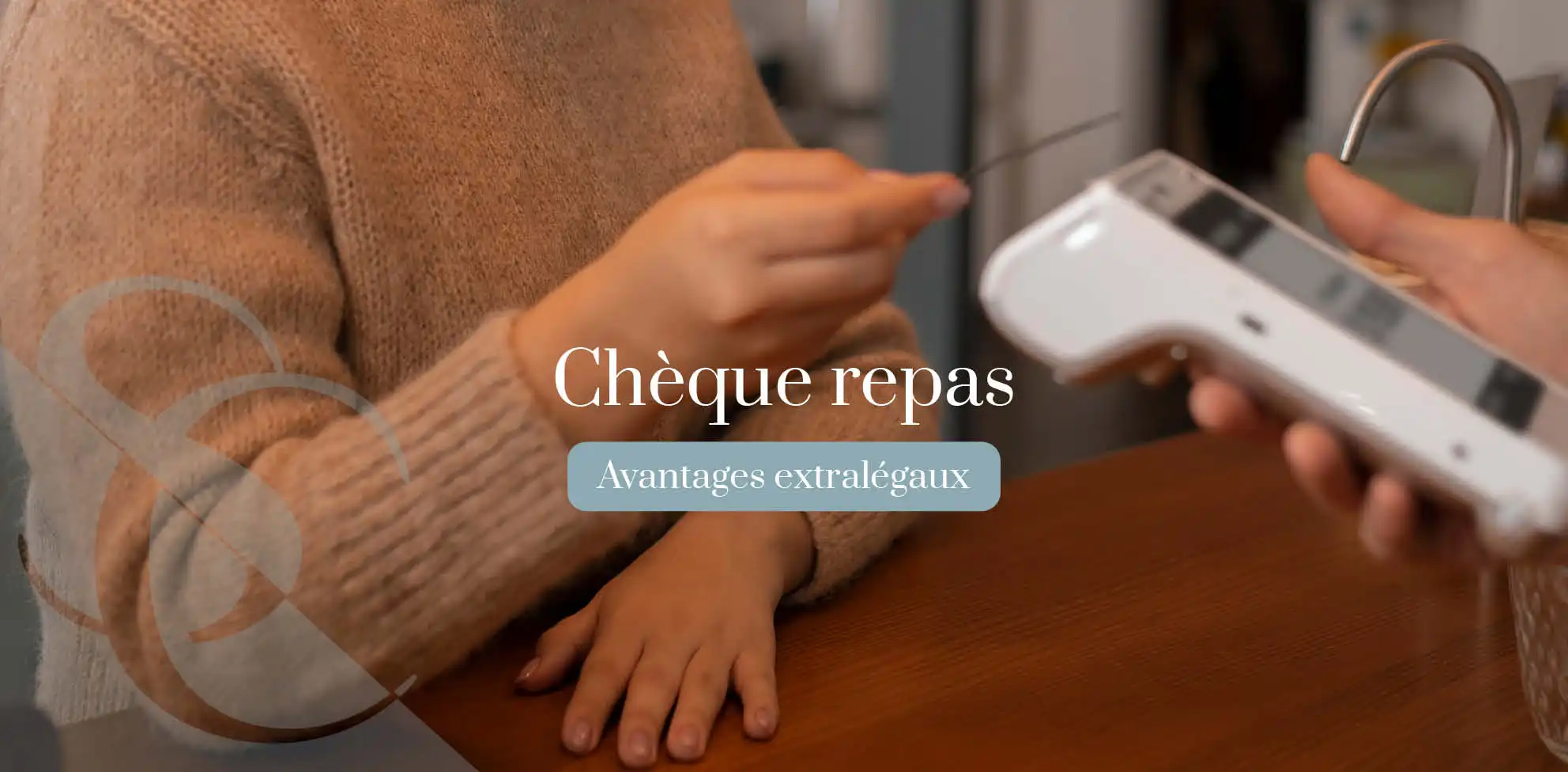 cheque-repas main qui paie avec des cheques repas électroniques