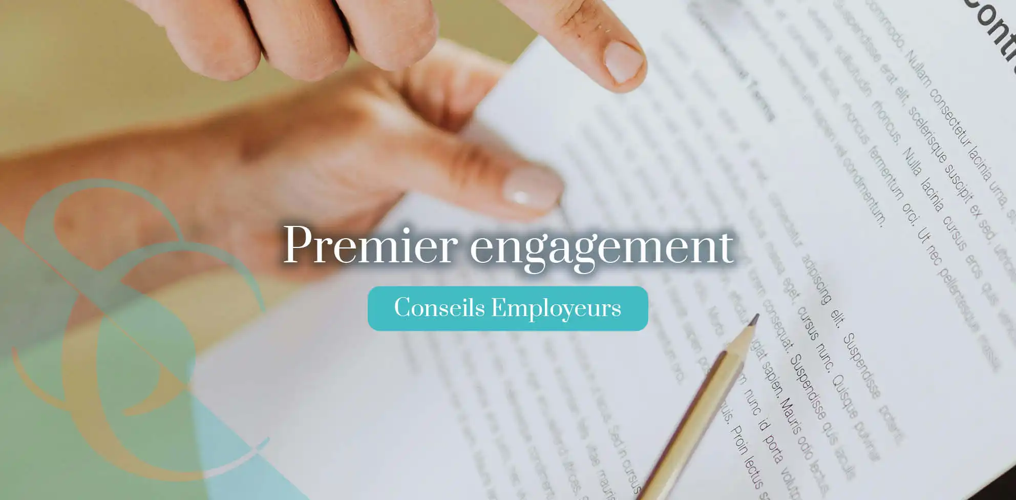 premier-engagement contrat de travail premier embauche: une main tien un contrat et l'autre pointe du doigt un paragraphe
