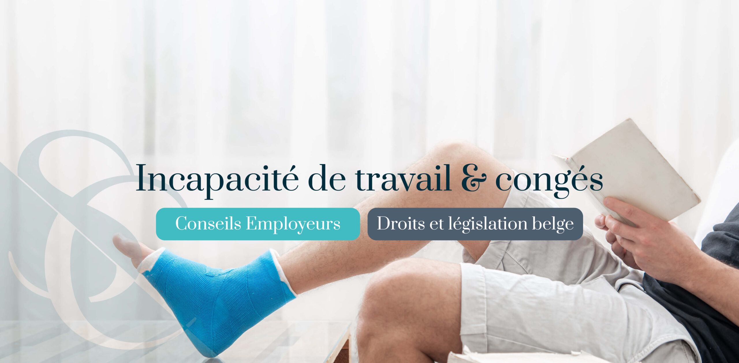 congés-incapacité-travail homme en vacances en train de lire un livre avec une jambe dans le plùtre, le rendant inapte au travail.