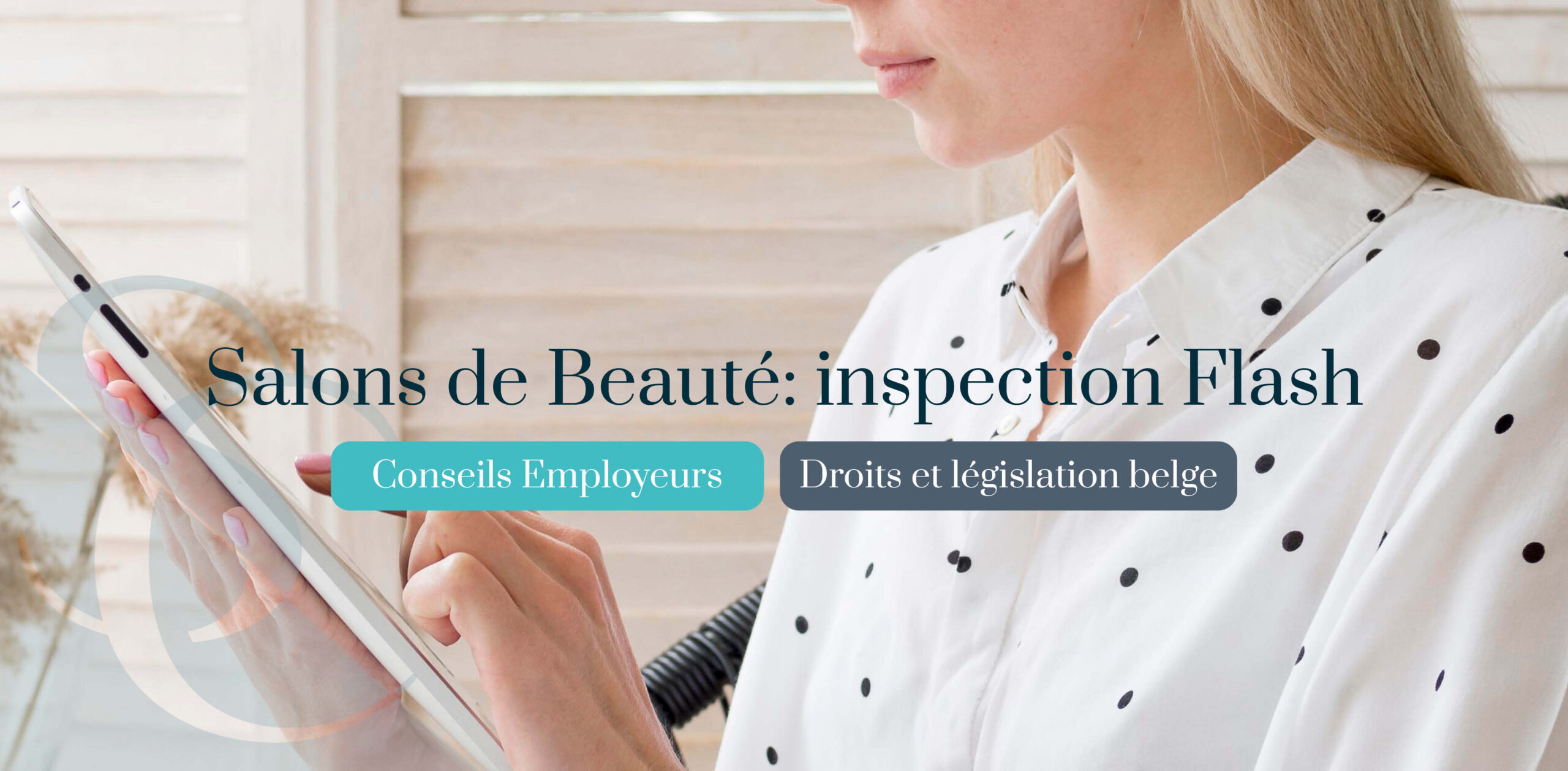 femme checkant sur sa tablette, l'air stressée