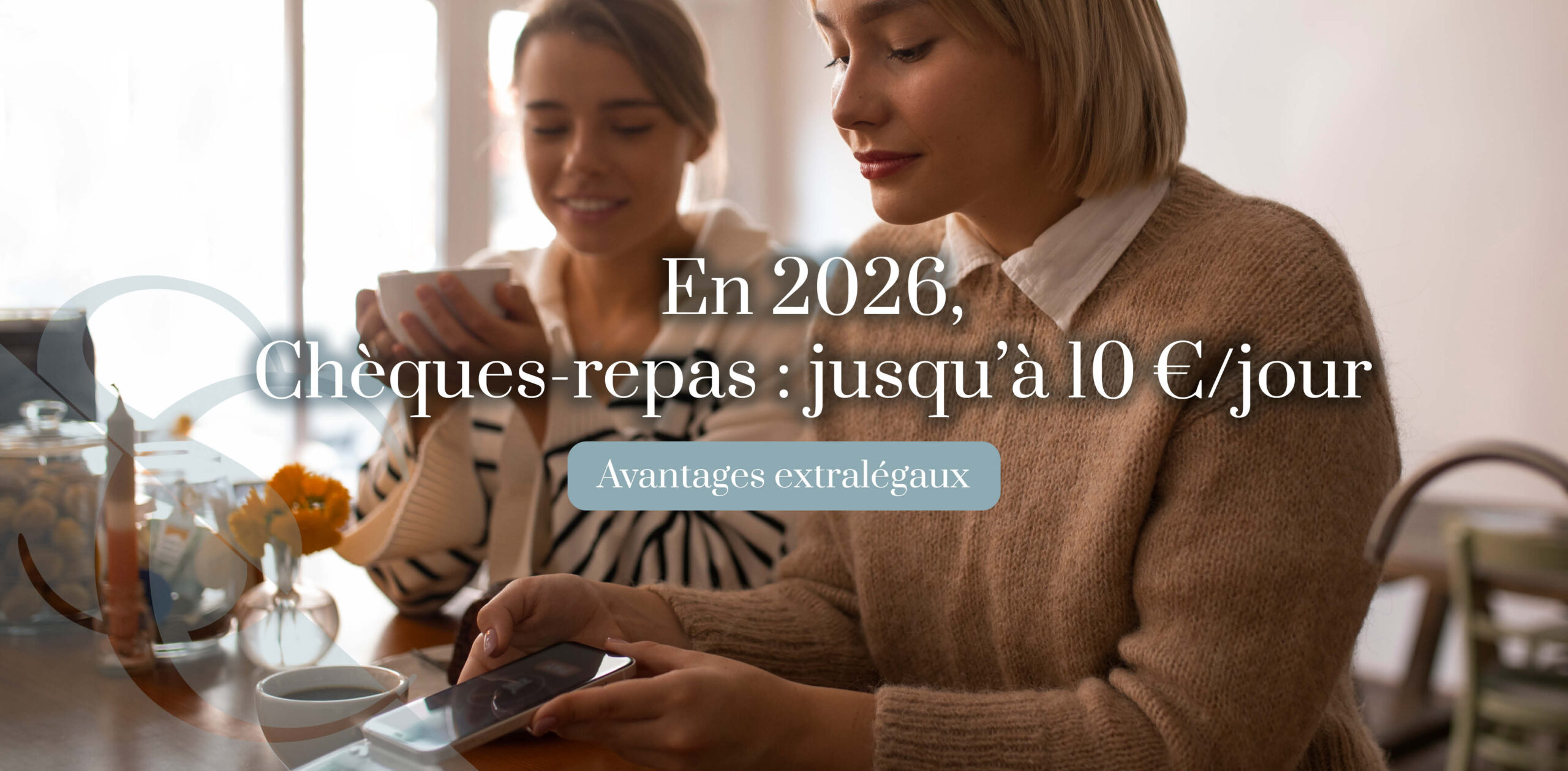 cheque-repas-2026-10-euro femmes payant leur repas avec leur téléphone, un café à la main.